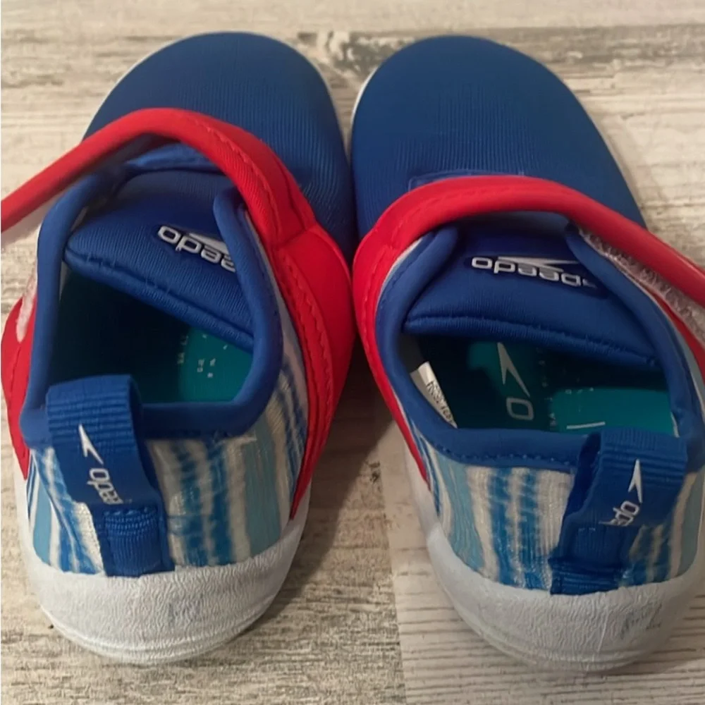 A2- Water shoes - speedo - toddler/child size 8 swimshoes
